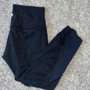 Wunder Under Scalloped Hem High Rise Crop